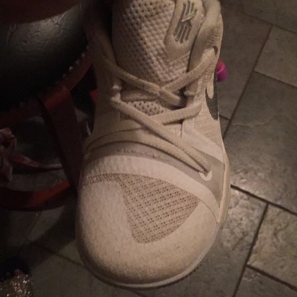 Nike Kyrie - Picture 2 of 3